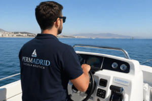 patrón de embarcaciones de recreo navegando en barco en la costa de España PER